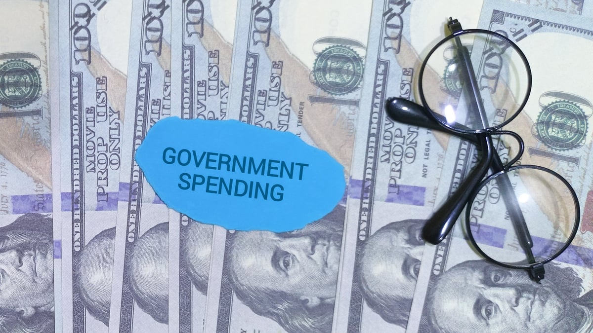 Analyzing government spending, exploring economic policy, and fiscal strategy